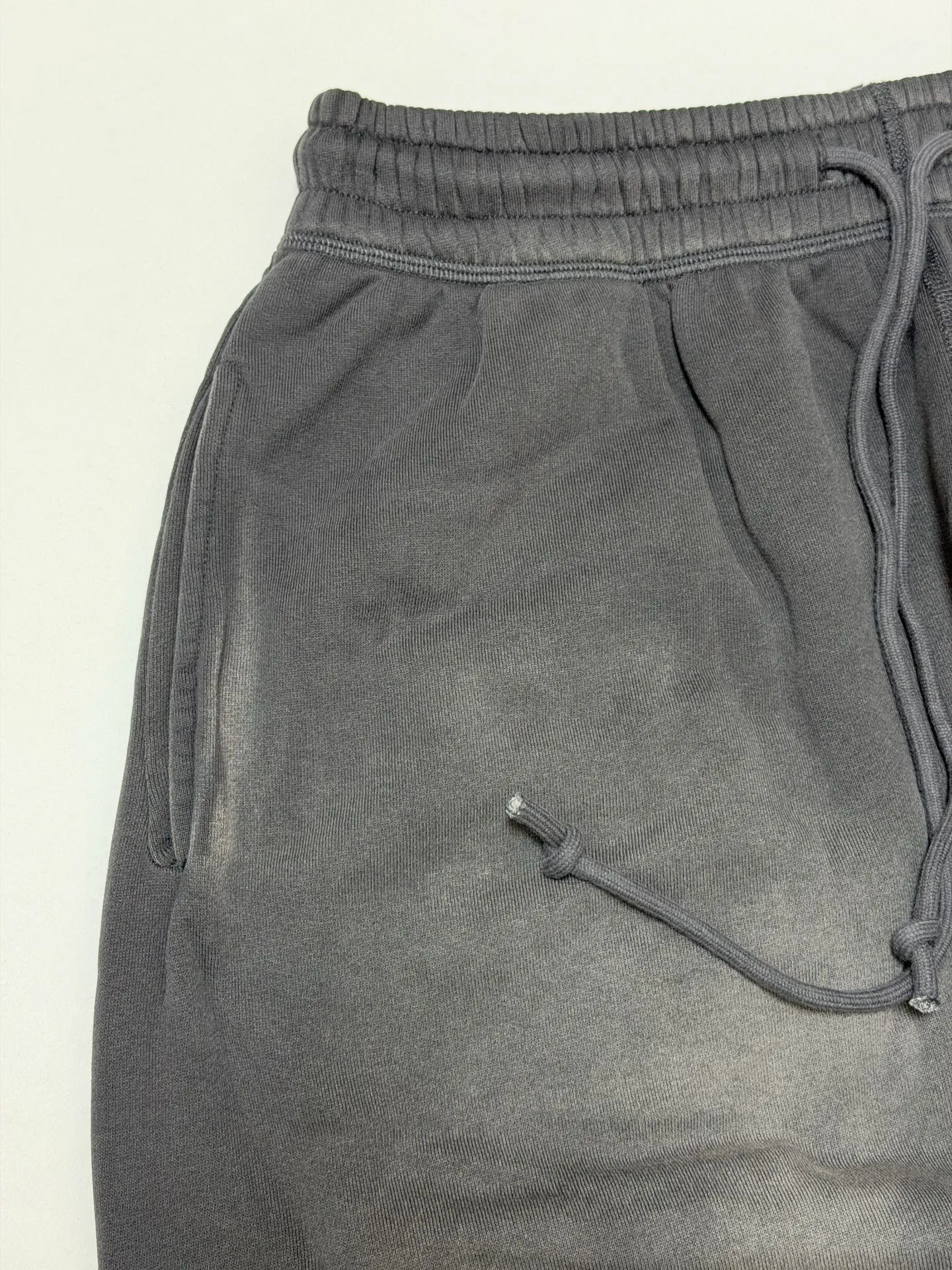 SAINT Mxxxxxx SWEAT PANTS/LOVE AMONG/BLK blue SAINT barrage sweatpants, washed black S-XL, top-notch printing and distressing process, very close to the original distressed feeling, Assute dyeing, whole piece sprayed with horse fade, wormhole destruction treatment, heavy fermentation washing to create NEW VINTAGE texture, factory four-needle and six-thread workmanship, no bone seams, correct main mark, wash mark